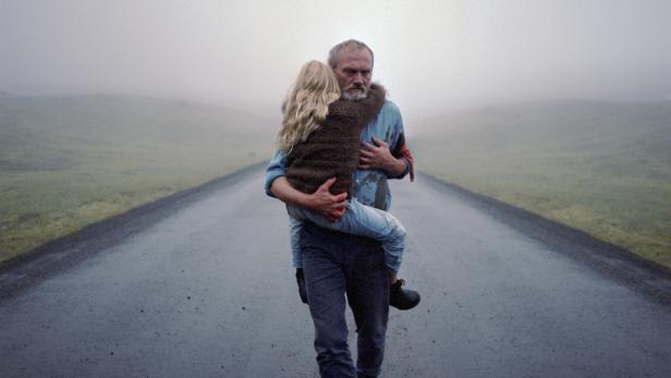 Ingvar Eggert Sigurðsson spielt einen isländischen Polizisten, der über den Tod seiner Frau nicht trauern kann: „Weißer weißer Tag“