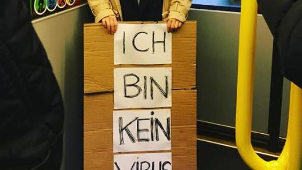"Ich bin kein Virus": Wienerin wehrt sich mit Schild in der Wiener U-Bahn