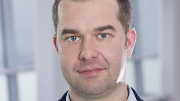 Porträt eines Mannes mit hellen Augen vor einem hellen Hintergrund.