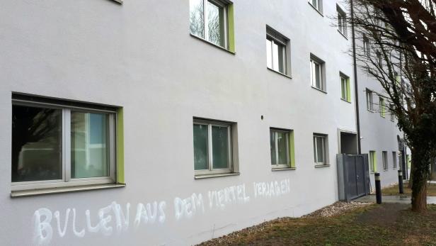 "Bullen verjagen"-Graffito auf Salzburger Polizeischule
