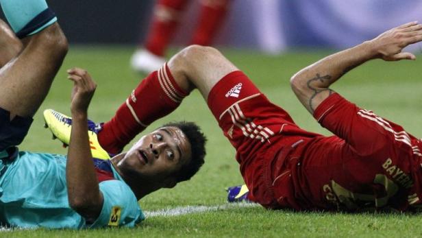 Thiago of FC Barcelona (L) lies on the pitch while watching his goal next to Bayern Munich&#039;s Diego Contento during their final match against Bayern Munich at the Audi Cup friendly soccer tournament in Munich July 27, 2011. REUTERS/Michaela Rehle (GERMANY - Tags: SPORT SOCCER)