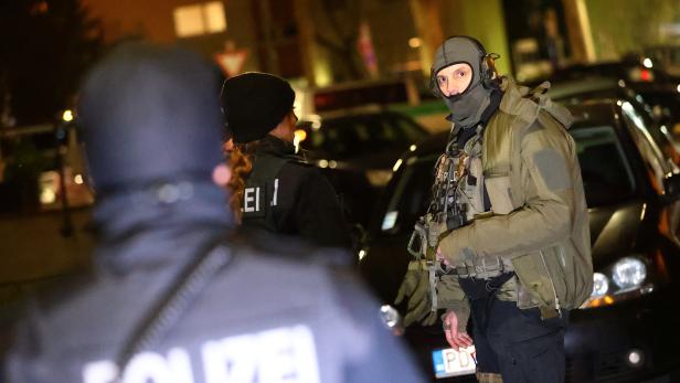 German special forces prepare to search an area after a shooting in Hanau near Frankfurt