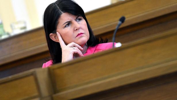 Nikki Haley während einer Anhörung nachdenklich mit der Hand am Kinn.