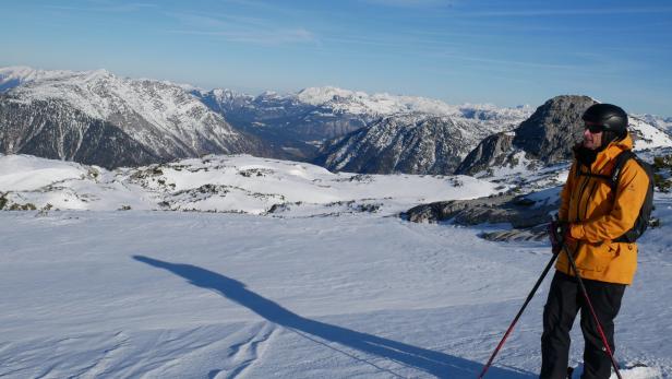 Traumhaftes Panorama: Skiguide Heli Putz vor seiner Bergwelt, die ihm viele Tiefschnee- Routen und Klettersteige bietet.