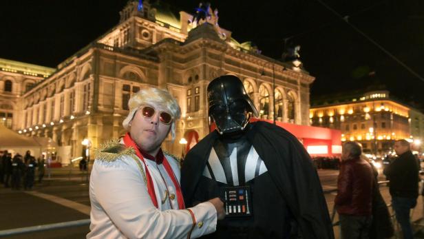 Darth Vader am Opernball abgeführt