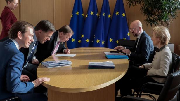 Kanzler Kurz zusammen mit den Premiers der Niederlande, Schwedens und Dänemarks bei Separatgesprächen mit EU-Kommissionschefin Von der Leyen und Ratspräsident Michel (r.)