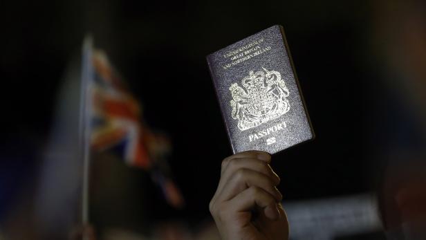 Großbritannien lässt wieder blau-goldene Reisepässe drucken