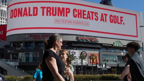 "Schummelt beim Golfen": Bloomberg verhöhnt Trump auf Riesen-Plakaten