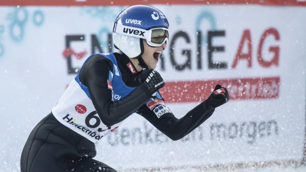 Skispringerin Eva Pinkelnig jubelt über Rang zwei