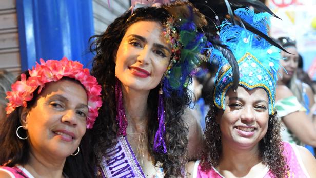 Cristiane Machado (Mitte) streitet beim Karneval mit anderen für Frauenrechte.