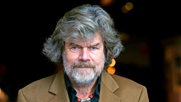 Porträt von Reinhold Messner mit Bart und braunem Jackett.