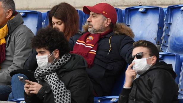 Wegen Coronavirus: Mit Mundschutz im Fußballstadion