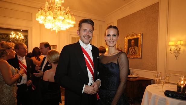 WKO-Präsident Harald Mahrer (mit Ehefrau Andrea Samonigg-Mahrer) löste mit einem Gag in seiner Opernball-Loge Debatten aus.