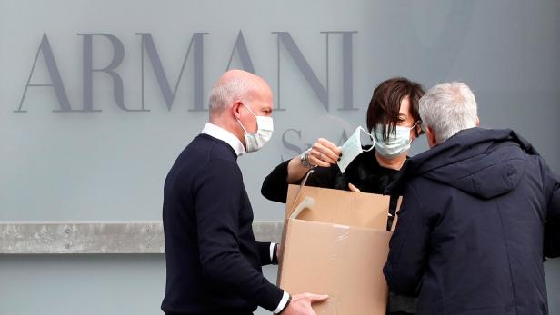 "Bin euch nahe": Armani produziert Schutzkleidung für Ärzte