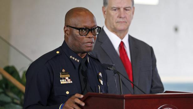 US-FIVE-POLICE-OFFICERS-KILLED-DURING-ANTI-POLICE- David Brown und Mike Rawlings: „Amerika muss lernen...“