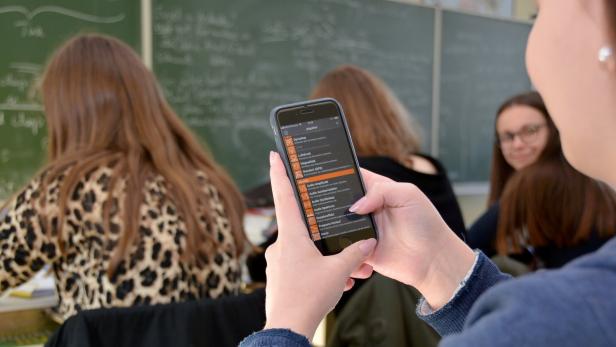 Konzentrationskiller Smartphone: Handyverbot an Schulen?