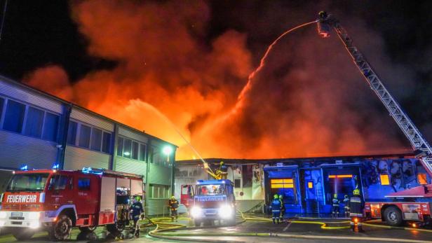250 Feuerwehrleute kämpften stundenlang am Gelände der Fabrik gegen die Flammen. Die Halle wurde trotzdem vernichtet
