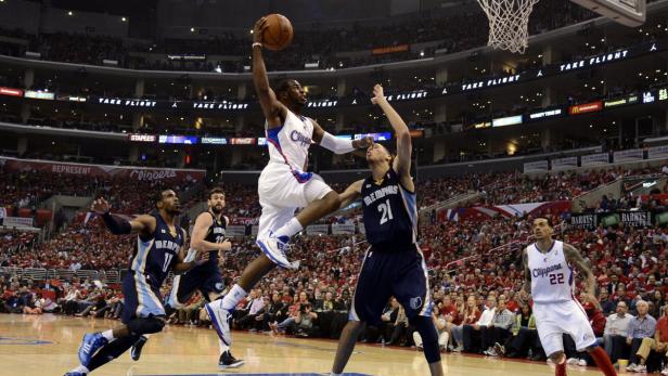 epa03673407 Chris Paul (C) of the Los Angeles Clippers gets some air as he goes up for a lay-up as Spanish player Marc Gasol (2L), Mike Conley (L) and Tayshaun Prince (2R) of the Memphis Grizzlies defends in the first half of during their NBA playoff Game 2 at the Staples Center in Los Angeles, California, USA, 22 April 2013. At right is Clippers Matt Barnes. EPA/MICHAEL NELSON CORBIS OUT