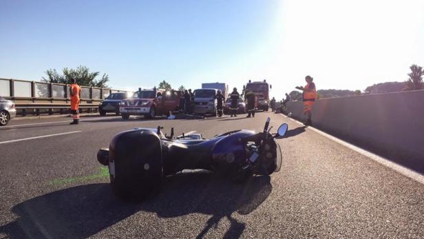 Bei dem Motorradunfall starb die Beifahrerin.