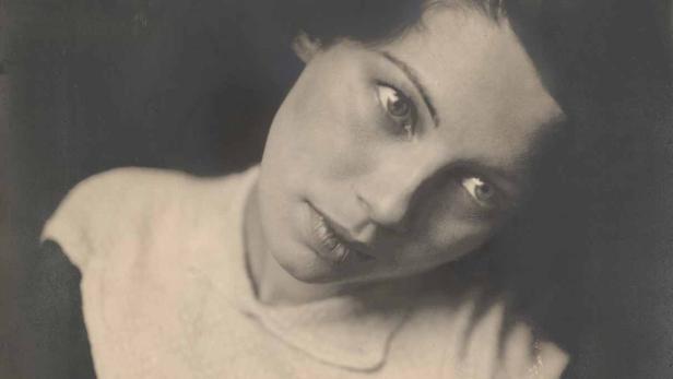 Ein Schwarz-Weiß-Porträt einer jungen Frau mit dunklen Haaren.