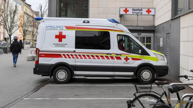 Mit Motorschlitten gegen Baum: Zwei Männer in Tirol schwer verletzt