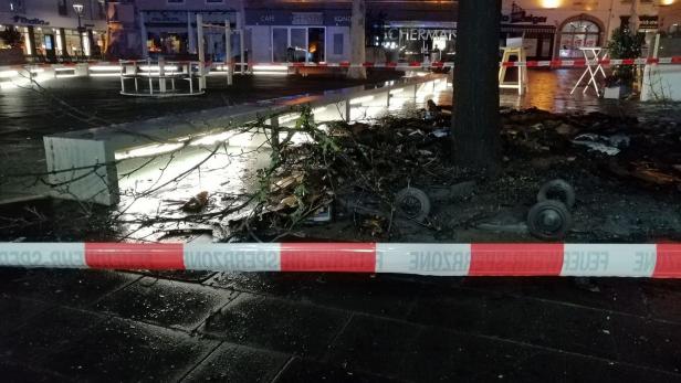 Wiener Neustadt: Sperrmüll am Hauptplatz stand in Brand