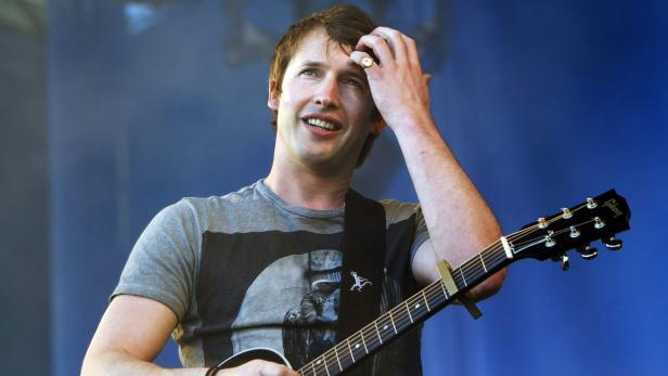 British singer James Blunt performs at the Snowpenair festival at the Kleine Scheidegg mountain resort near Grindelwald, Switzerland, 09 April 2011. Blunt is currently on a world Tour. EPA/PETER SCHNEIDER