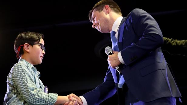 Der Neunjährige Zachary Ro bei einer Wahlkampfveranstalung mit Pete Buttigieg in Colorado.