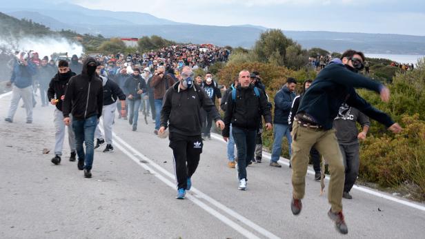 Zusammenstöße auf Lesbos: Dutzende Polizisten und Bürger verletzt