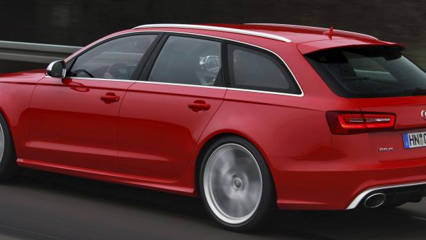 Ein roter Audi RS6 Avant fährt auf einer Straße.