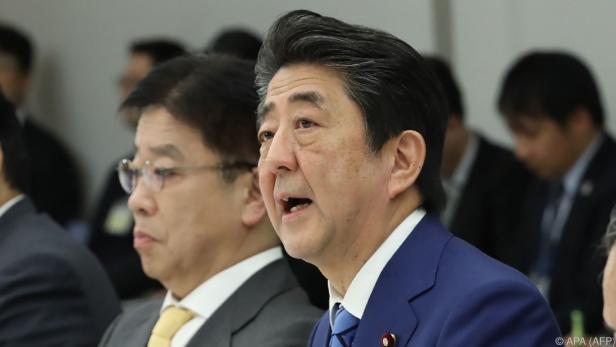 Japans Premier Shinzo Abe verordnet Schließung der Schulen