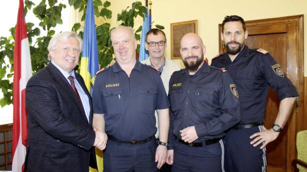 Bürgermeister Herbert Osterbauer gratulierte den Beamten der Stadtpolizei zum gelungenen Einsatz