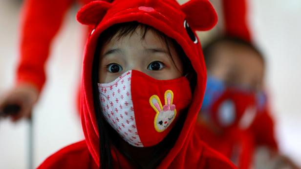 Ein Kind trägt Anfang Februar am Flughafen Suvarnabhumi in Bangkok, Thailand, eine Atemschutzmaske.