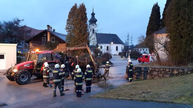 Im Mostviertler Ort Viehdorf musste die Feuerwehr einen umgerissenen Baum von der Dorfstraße entfernen