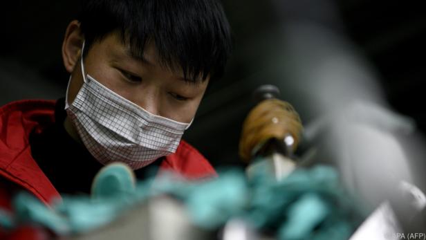 Fabriksarbeiterin in China mit einer Gesichtsmaske