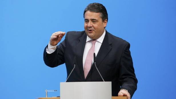 Sigmar Gabriel hält eine Rede vor einem blauen Hintergrund.