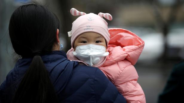 Ein Kind mit Mundschutz in Peking.