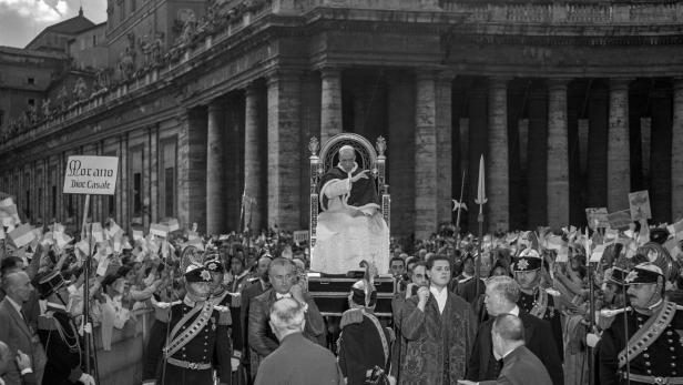 Pius XII. auf der damals noch gebräuchlichen Sedia gestatoria auf dem Petersplatz in Rom