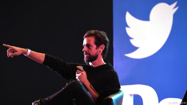 Jack Dorsey spricht vor einem Twitter-Logo.