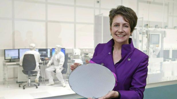 Infineon-Österreich-Vorstandsvorsitzende Sabine Herlitschka mit einer Chip-Platte