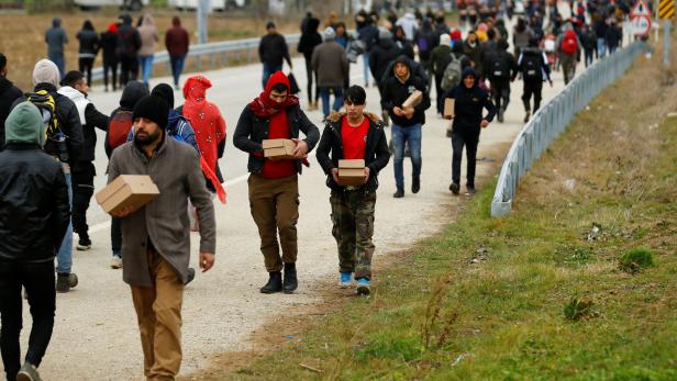 Die vor dem Grenzübergang nach Griechenland wartenden Flüchtlinge erhielten Essensrationen von den Vereinten Nationen.