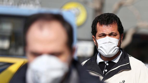 Iraner lecken Schrein ab: "Habe keine Angst vor Coronavirus"