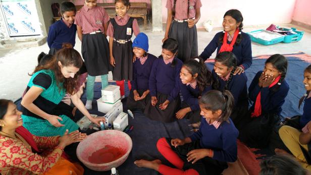 Studenten aus dem Burgenland unterstützen Frauen in Indien