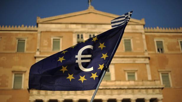 Eine Europaflagge mit Euro-Symbol weht vor dem griechischen Parlament.