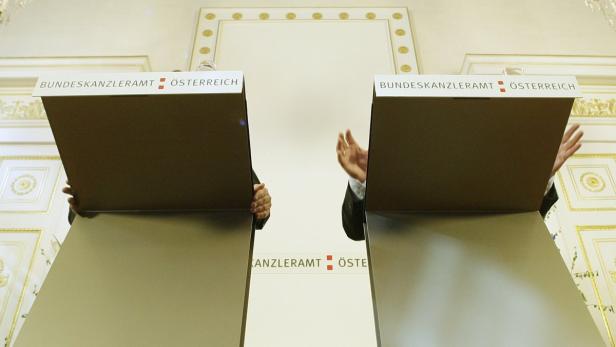 Zwei Rednerpulte des Bundeskanzleramts Österreich stehen bereit.