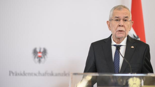 Alexander Van der Bellen bei einer Rede vor dem Hintergrund der österreichischen Flagge.