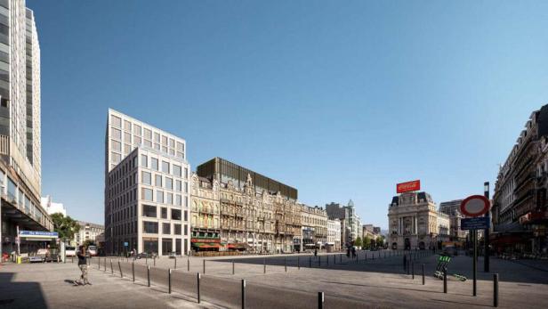 Der De Brouckère Platz in Brüssel mit verschiedenen Gebäuden und einem Coca-Cola Schild.