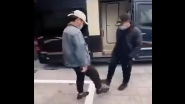 "Wuhan Shake": Chinesisches Video von alternativem Handschlag geht viral