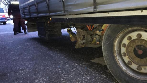 Auf der A1 aus dem Verkehr gezogen: rumänischem Lkw fehlte Rad