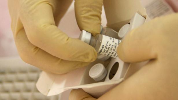 Scientists at the National Microbiology Lab in Win